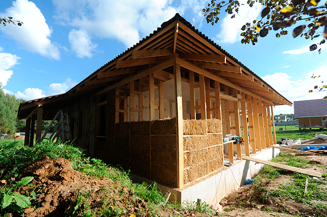 Строительство каркасного дома из блоков прессованной соломы.