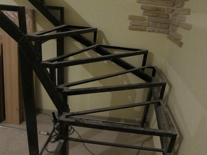 металлическая лестница с забежными ступенями фото
