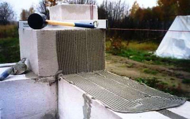 Блоки без пазо-гребневого соединения промазываются клеем в двух плоскостях 