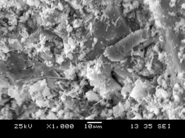 Процесс кристаллизации бетона мод мощным микроскопом