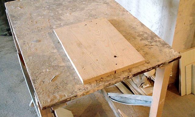 Для сверления кафеля необходимо подготовить устойчивый стол с деревянной или гипсокартонной подкладкой