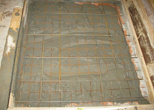 Верхний армирующий пояс можно просто притопить в свежезалитом бетонном растворе