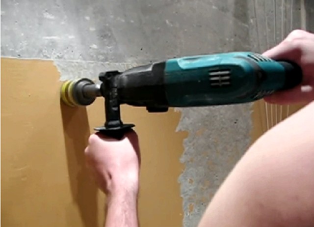Очистка стены от краски с помощью электродрели с абразивной насадкой