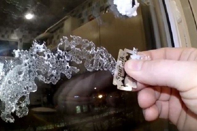 Срезание со стекла остатков монтажной пены