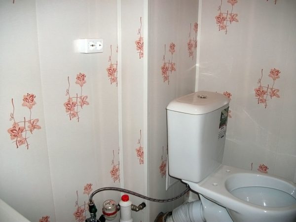 dizajn-tualeta-otdelannogo-plastikovymi-panelyami-31