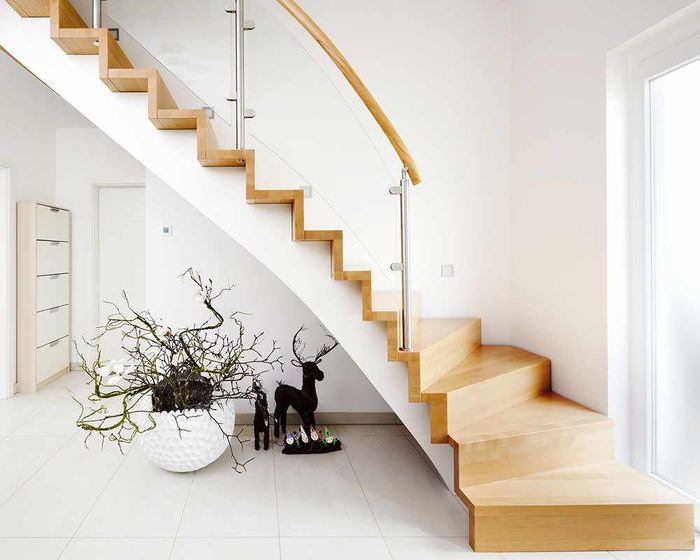 вариант необычного стиля лестницы в честном доме