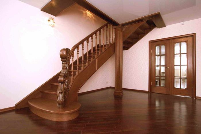 пример яркого дизайна лестницы