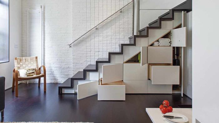 идея красивого дизайна лестницы в честном доме