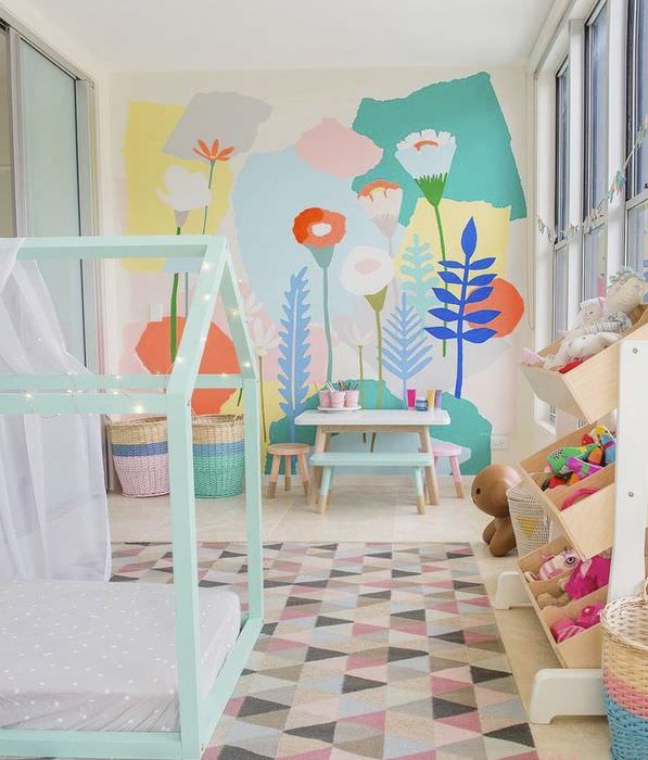 Рисунки любимых цветов на стене детской комнаты