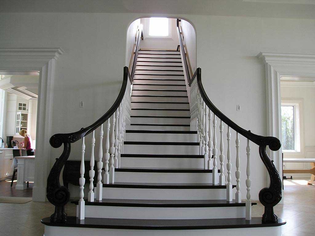 мансардная лестница в черно-белом исполнении